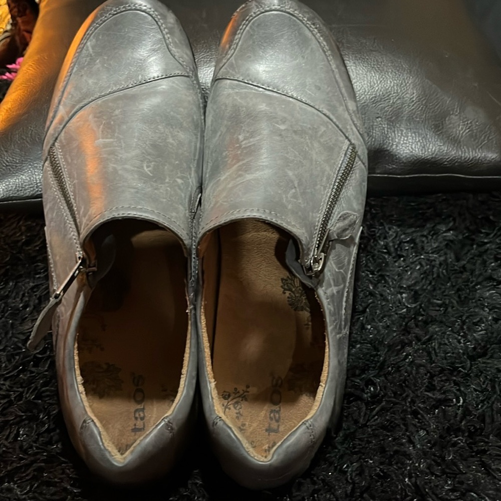 TAOS GRAY LEATHER SHOES (SZ. 10W)